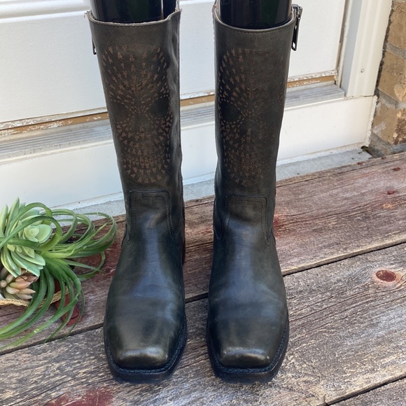 Frye Shoes - 🌸Frye Heath Skull Outside Zip Leather Boots🌸